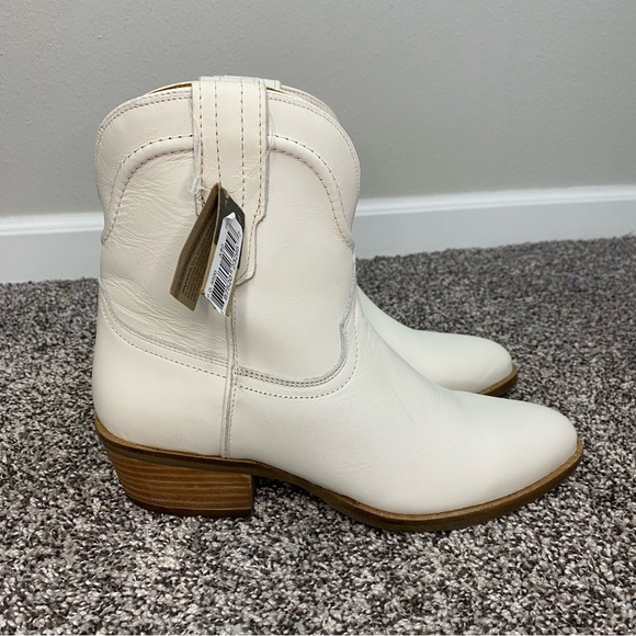 dingo Shoes - Dingo Saguaro White Leather Round Toe Western Ankle Booties NWT Women’s 9